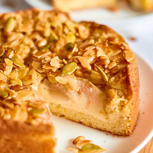 Teller mit einem Kuchen