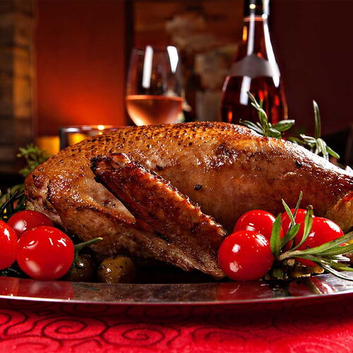 Foto eines großen Gänsebratens, angerichtet auf einer silbernen Platte