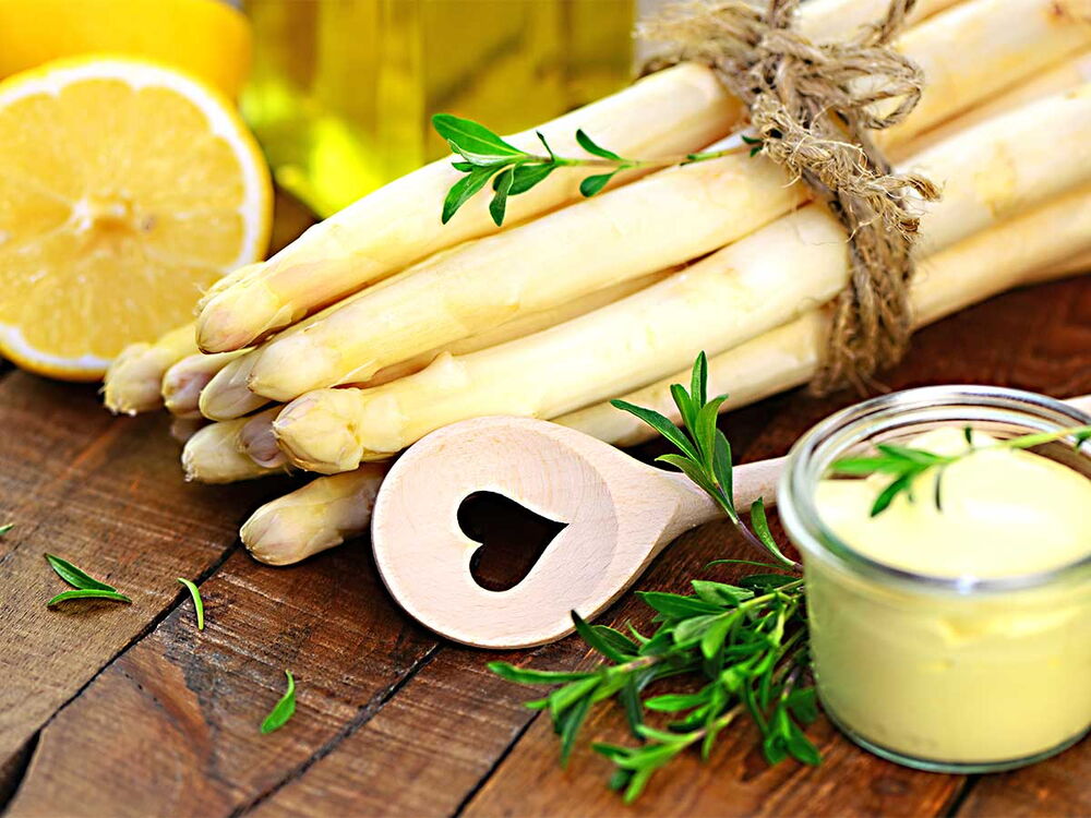 Das Foto zeigt ein Bündel mit Spargel und Gewürze