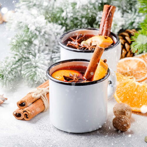 Zwei Becher Glühwein mit Gewürzen