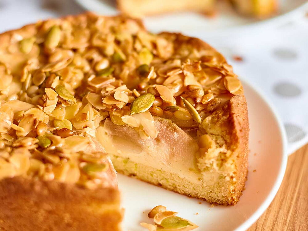 Teller mit einem Kuchen