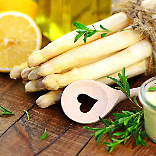 Das Foto zeigt ein Bündel mit Spargel und Gewürze