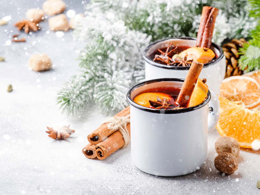 Zwei Becher Glühwein mit Gewürzen